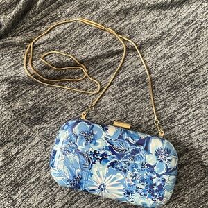 Lilly Pulitzer Catch and Release Blue Clamshell Purse with Detachable Gold Strap
